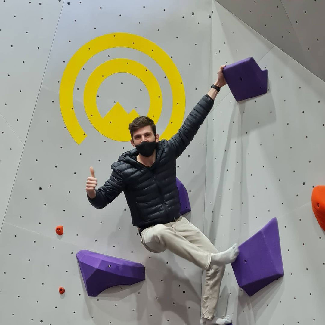 Díaz climbing indoors